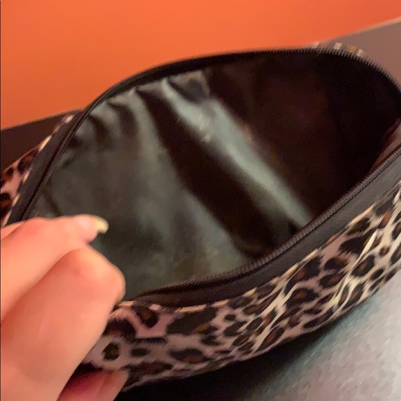 Leopard print-make up bag - Picture 2 of 2